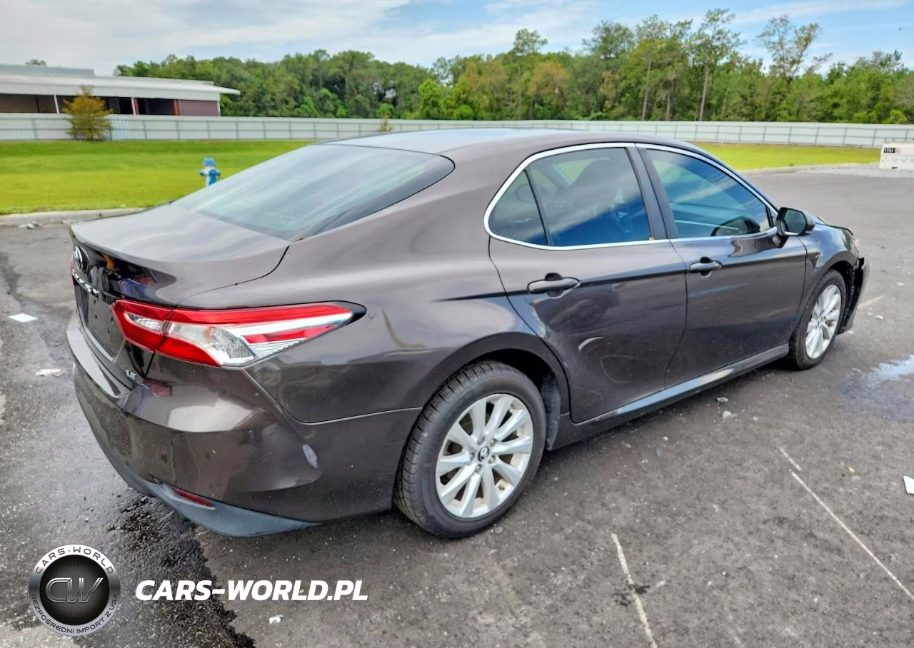 2018 Toyota Camry Le VIN:4T1B11HK6JU574237 - 3