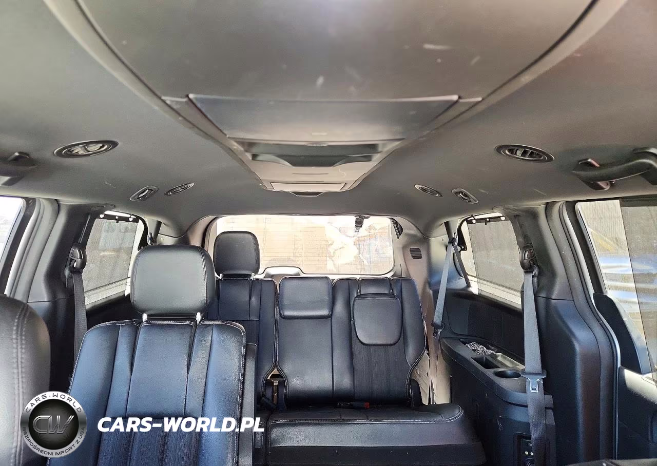 2015 Chrysler Town & Country S VIN:2C4RC1HG9FR699942 - 10