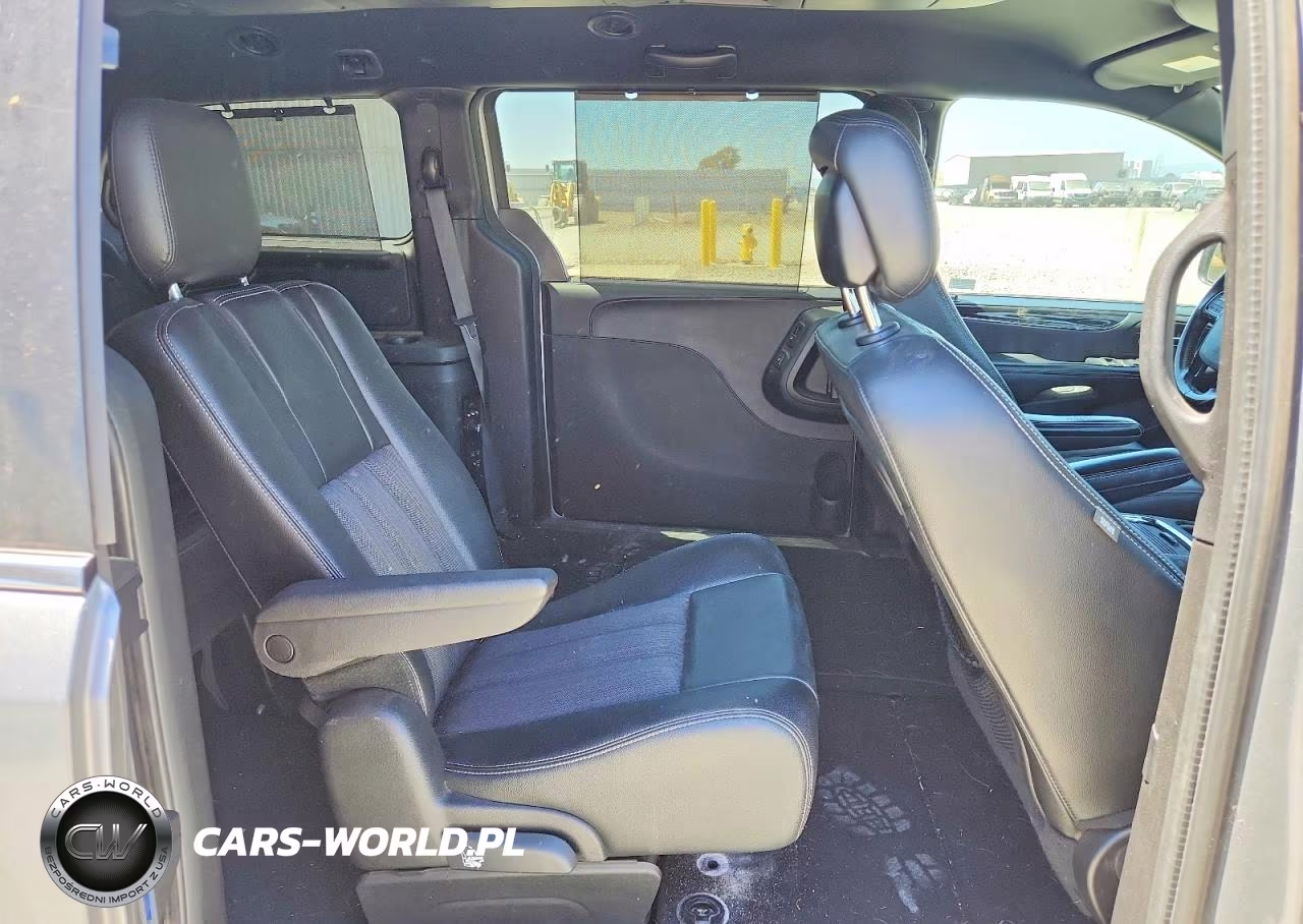 2015 Chrysler Town & Country S VIN:2C4RC1HG9FR699942 - 11