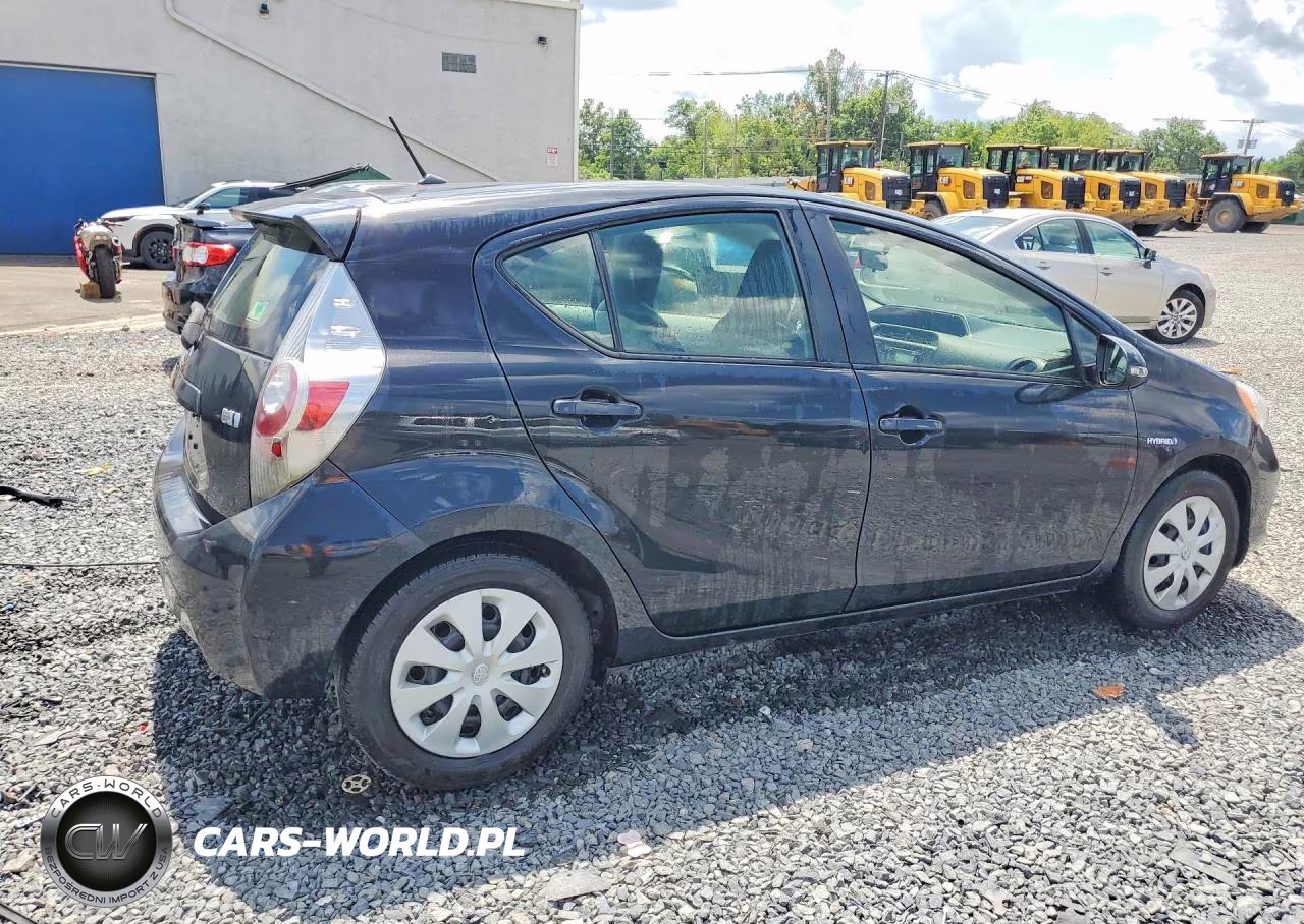 2014 Toyota Prius C One VIN:JTDKDTB37E1068951 - 3