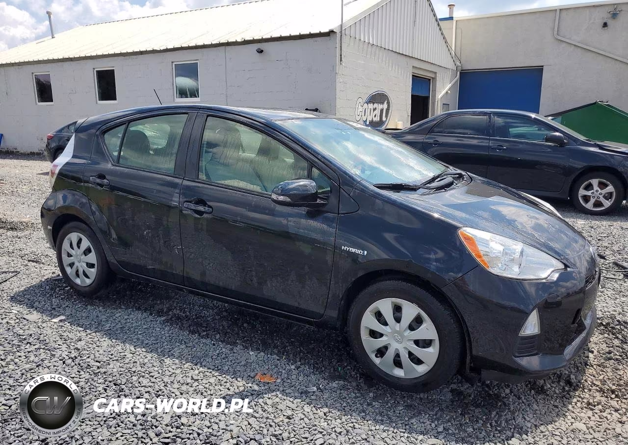 2014 Toyota Prius C One VIN:JTDKDTB37E1068951 - 4