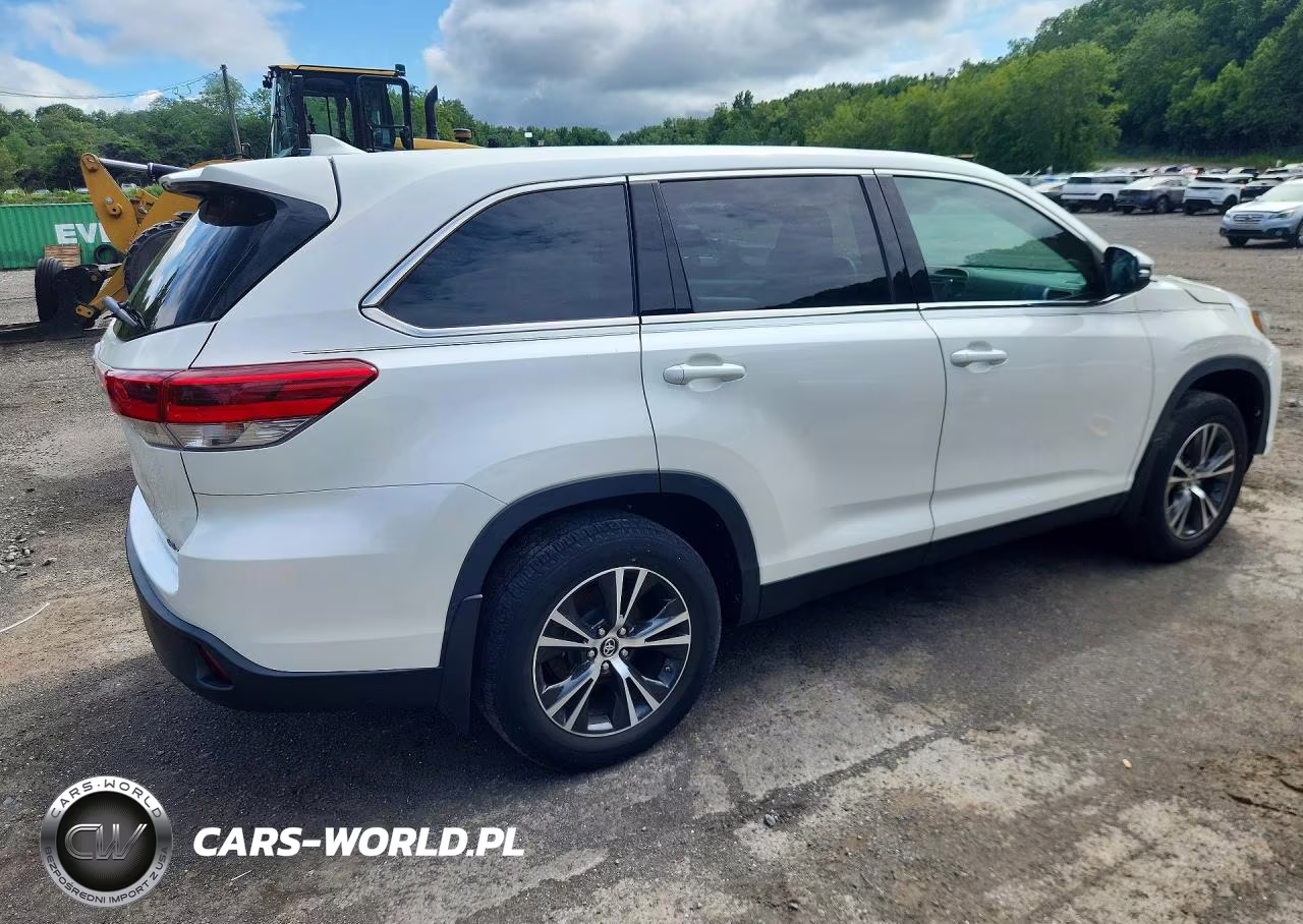 2019 Toyota Highlander Le Plus VIN:5TDBZRFH3KS729898 - 3