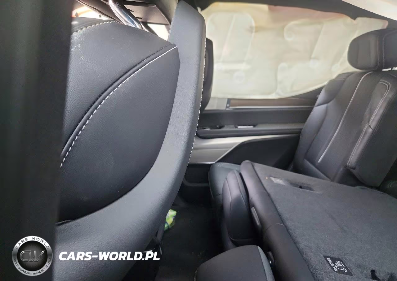 2026 Cadillac Vistiq Luxury VIN:1GYC3KML0TZ702933 - 10