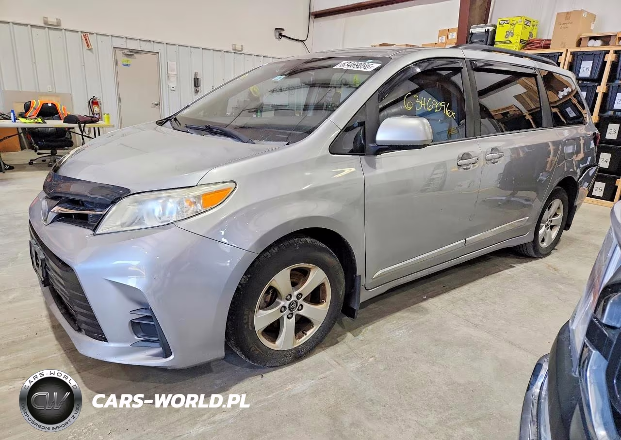2018 Toyota Sienna Le – zdjęcie 1 z 13