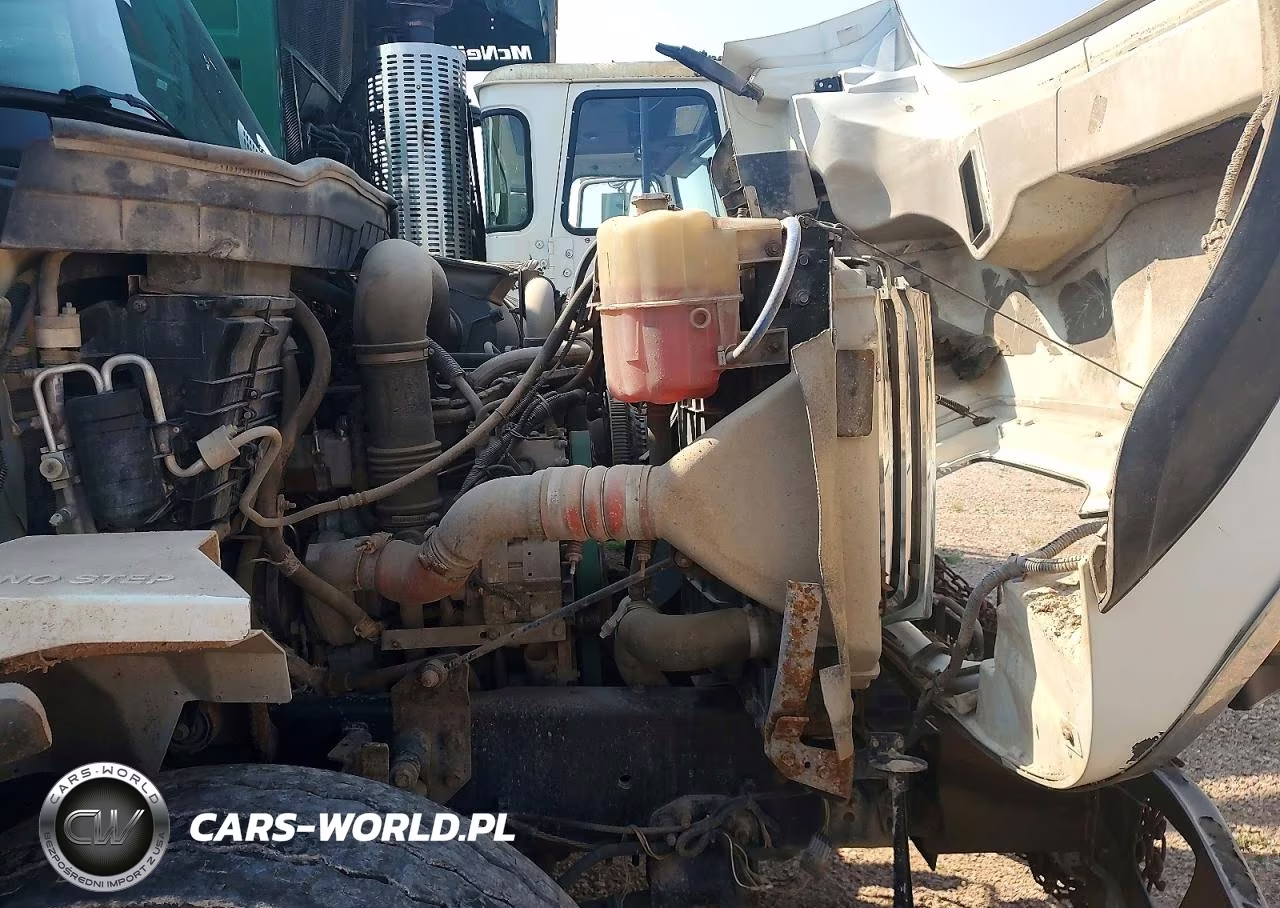 2009 International 7400 Refuse Truck VIN:1HTWGAZR09J136572 - 10