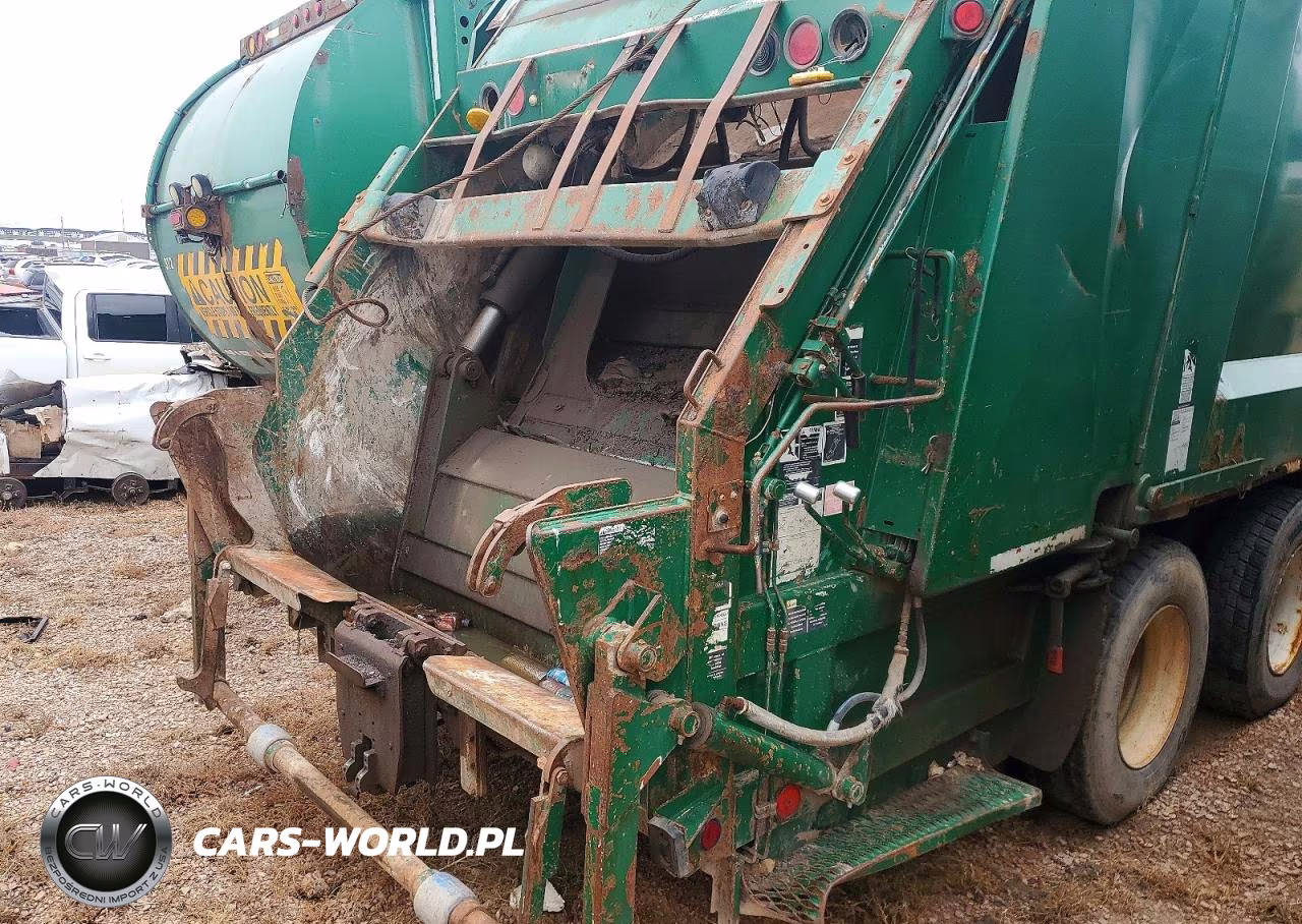 2009 International 7400 Refuse Truck VIN:1HTWGAZR09J136572 - 12