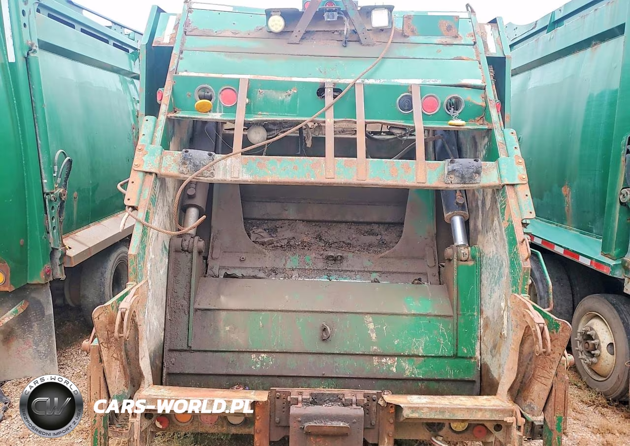 2009 International 7400 Refuse Truck VIN:1HTWGAZR09J136572 - 6
