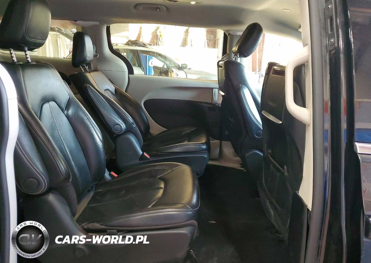 2022 Chrysler Pacifica Hybrid Touring L VIN:2C4RC1L75NR124324 - 11