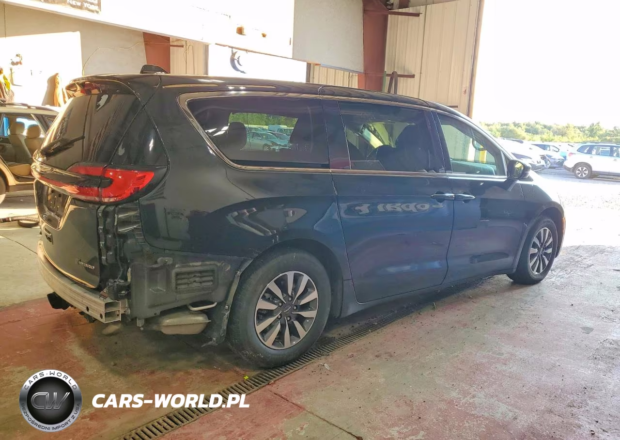 2022 Chrysler Pacifica Hybrid Touring L VIN:2C4RC1L75NR124324 - 3