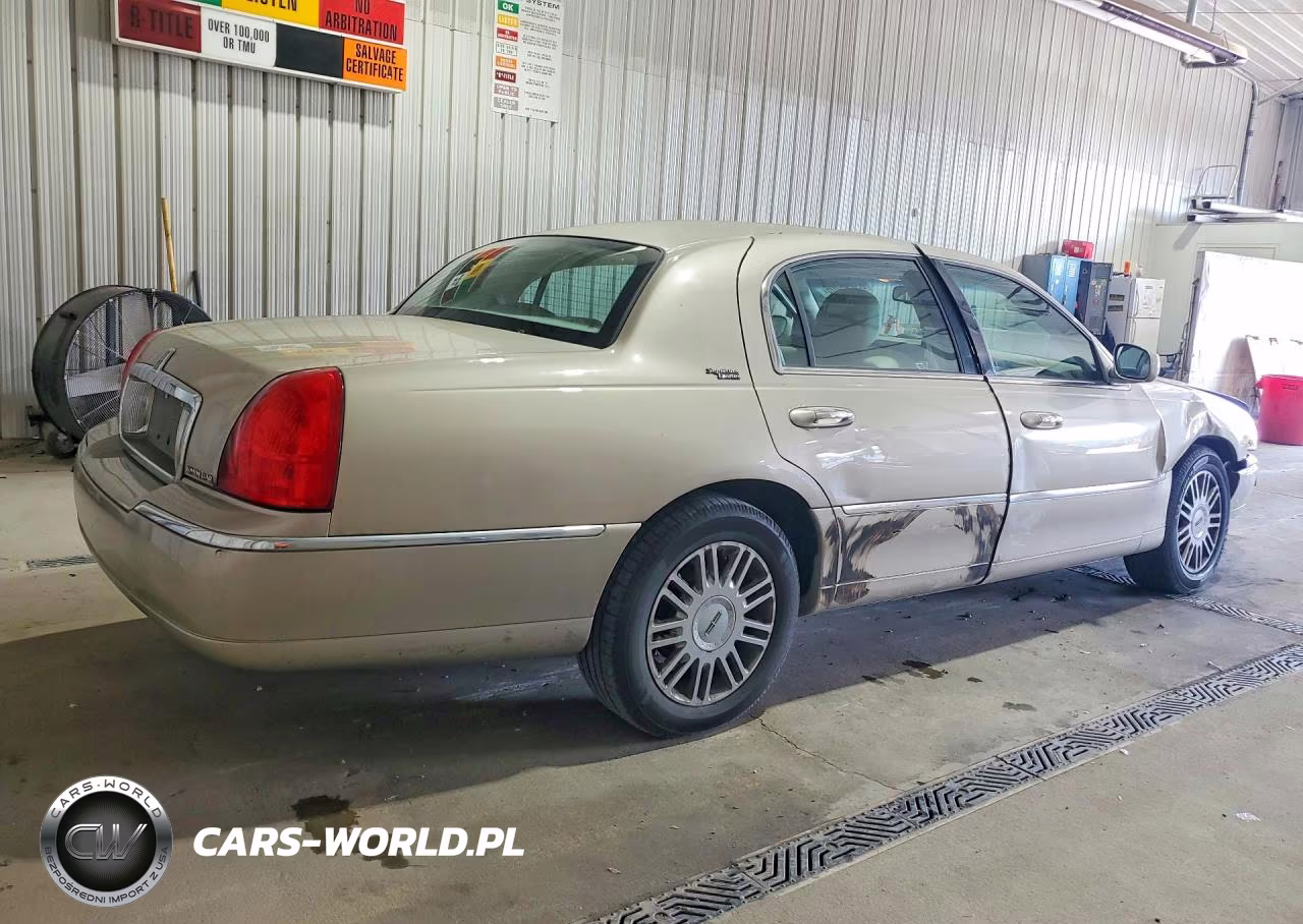2010 Lincoln Town Car Signature Limited VIN:2LNBL8CV4AX620970 - 3