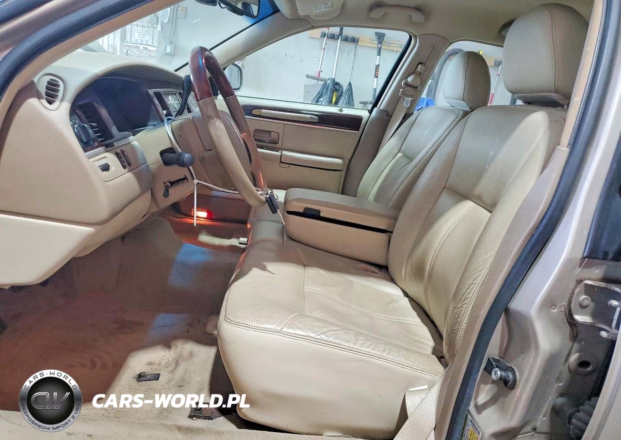 2010 Lincoln Town Car Signature Limited VIN:2LNBL8CV4AX620970 - 7