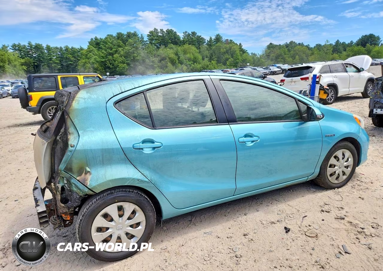 2013 Toyota Prius C Two VIN:JTDKDTB32D1040716 - 3