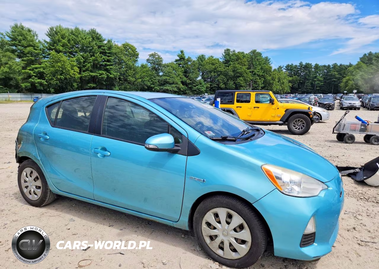 2013 Toyota Prius C Two VIN:JTDKDTB32D1040716 - 4