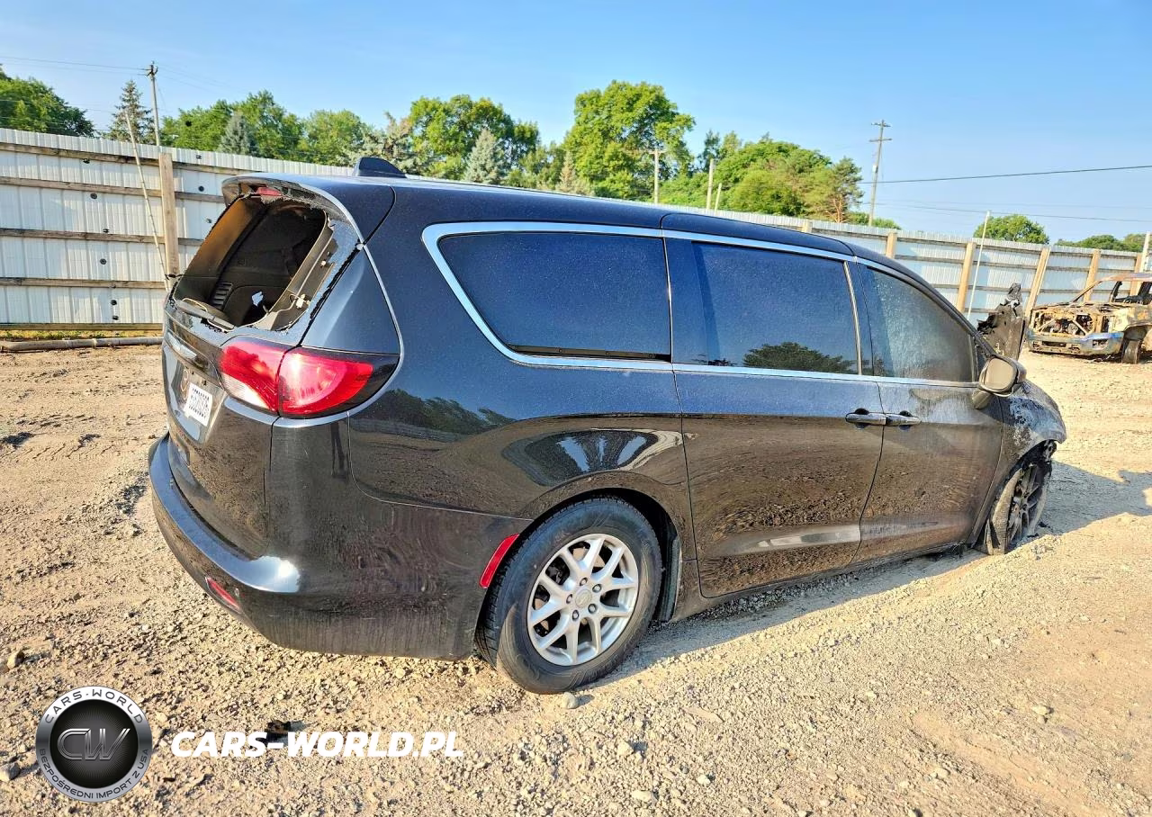 2017 Chrysler Pacifica Touring VIN:2C4RC1DG3HR522408 - 3