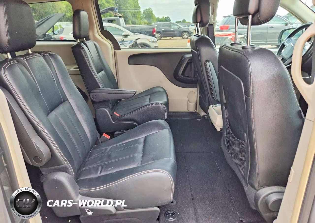 2016 Chrysler Town & Country Touring VIN:2C4RC1BG2GR229200 - 11