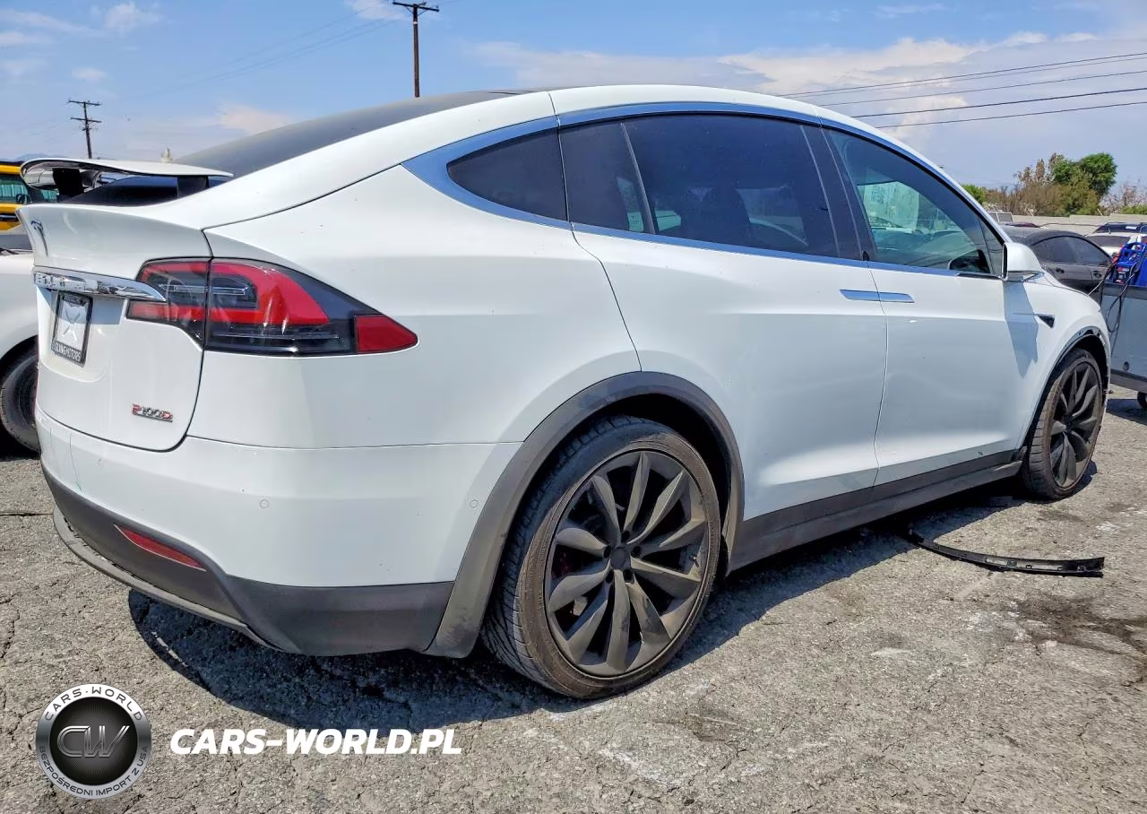 2018 Tesla Model X VIN:5YJXCBE46JF105237 - 3