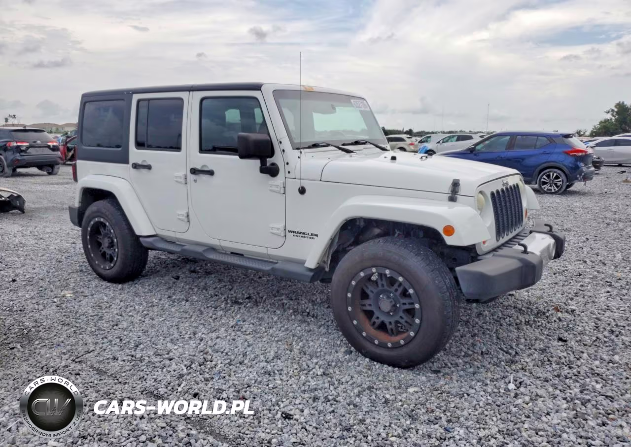 2013 Jeep Wrangler Unlimited Sahara VIN:1C4HJWEG8DL520699 - 4