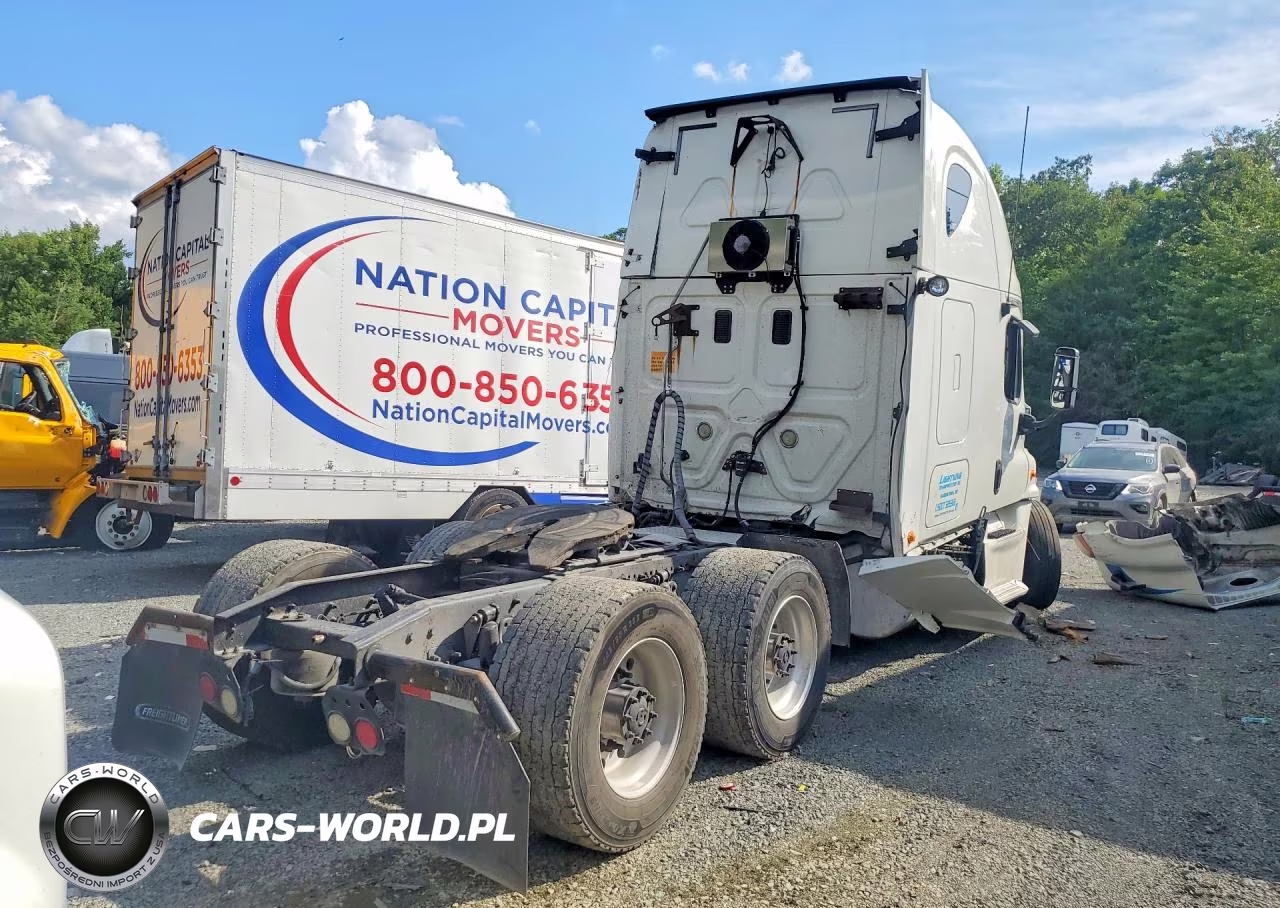 2013 Freightliner Cascadia Semi Truck VIN:3AKJGLBG8DSFJ1861 - 3