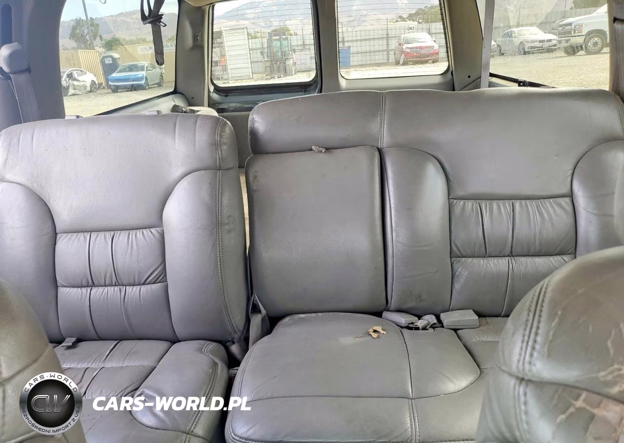 1999 Chevrolet Suburban C1500 VIN:3GNEC16R1XG246139 - 10
