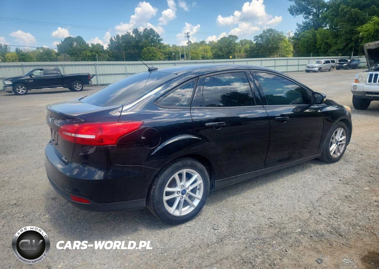 2016 Ford Focus Se VIN:1FADP3F20GL285577 - 3