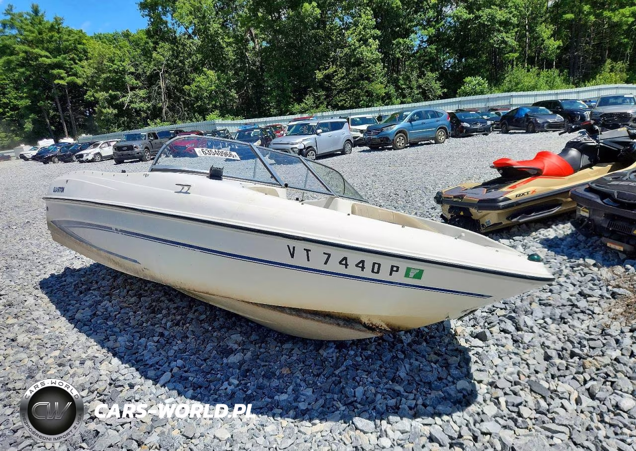 2004 Glastron Boat
