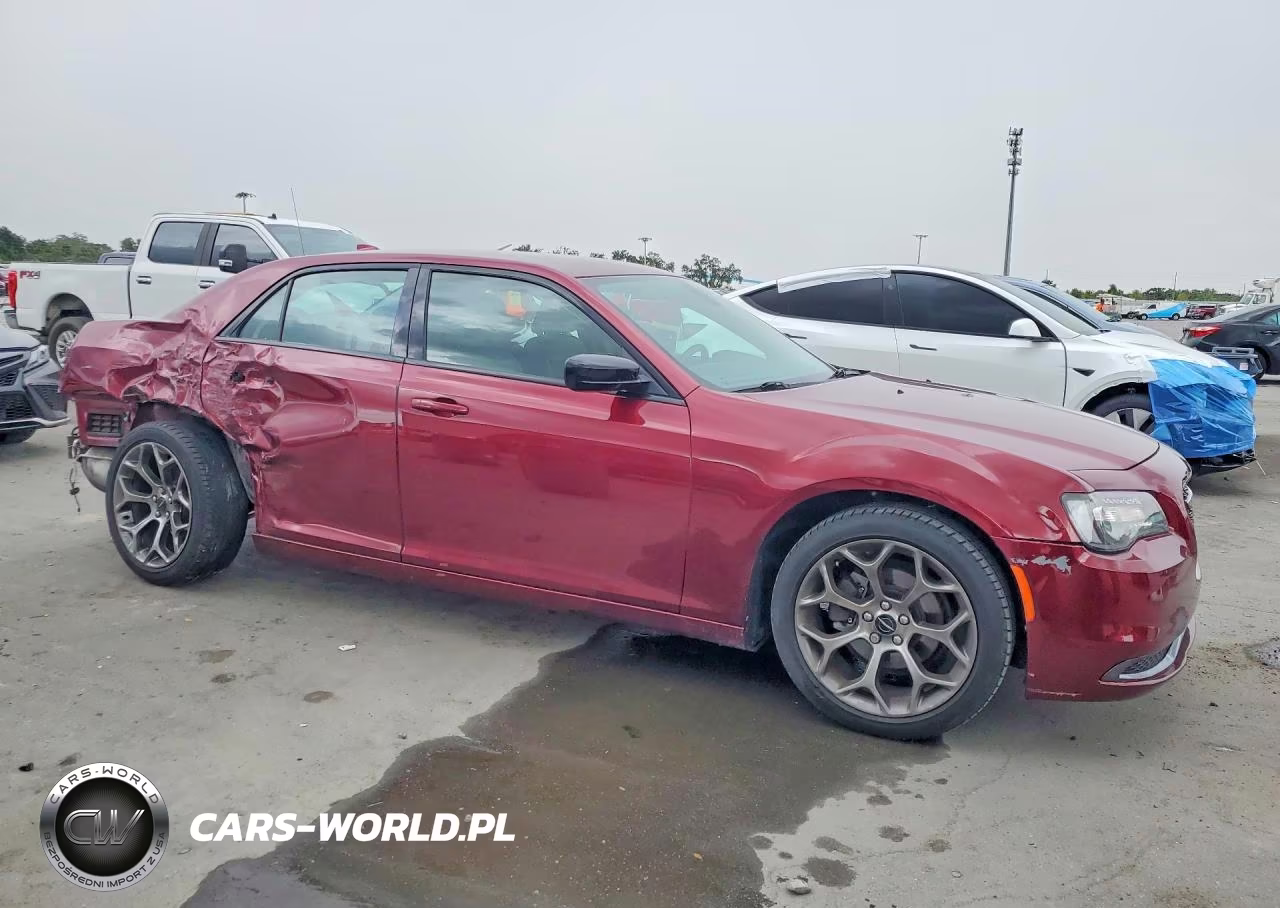 2018 Chrysler 300 Touring VIN:2C3CCAAG8JH302045 - 4