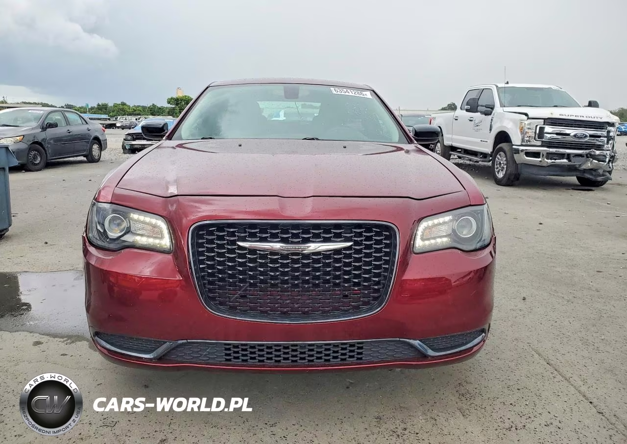 2018 Chrysler 300 Touring VIN:2C3CCAAG8JH302045 - 5
