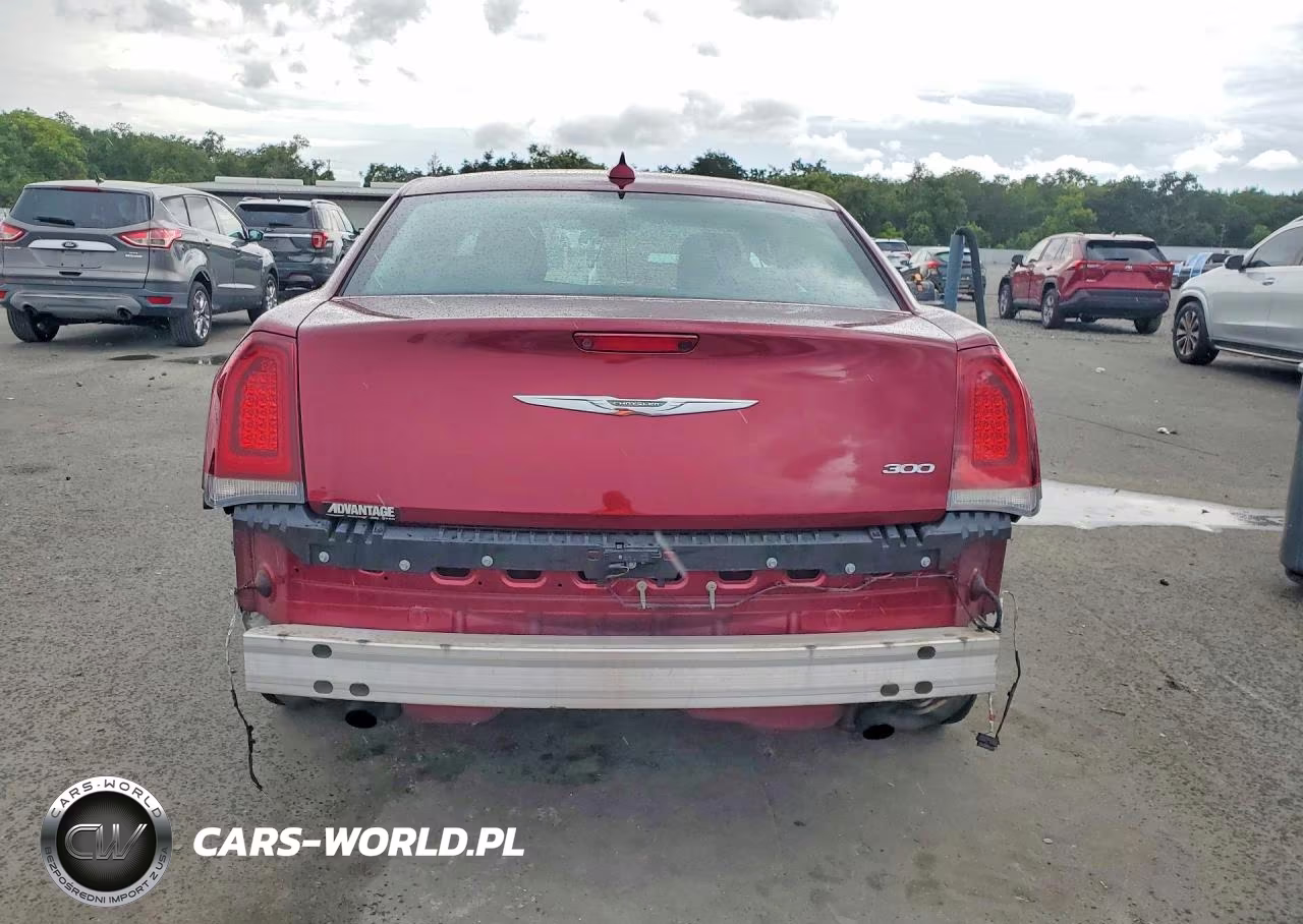 2018 Chrysler 300 Touring VIN:2C3CCAAG8JH302045 - 6