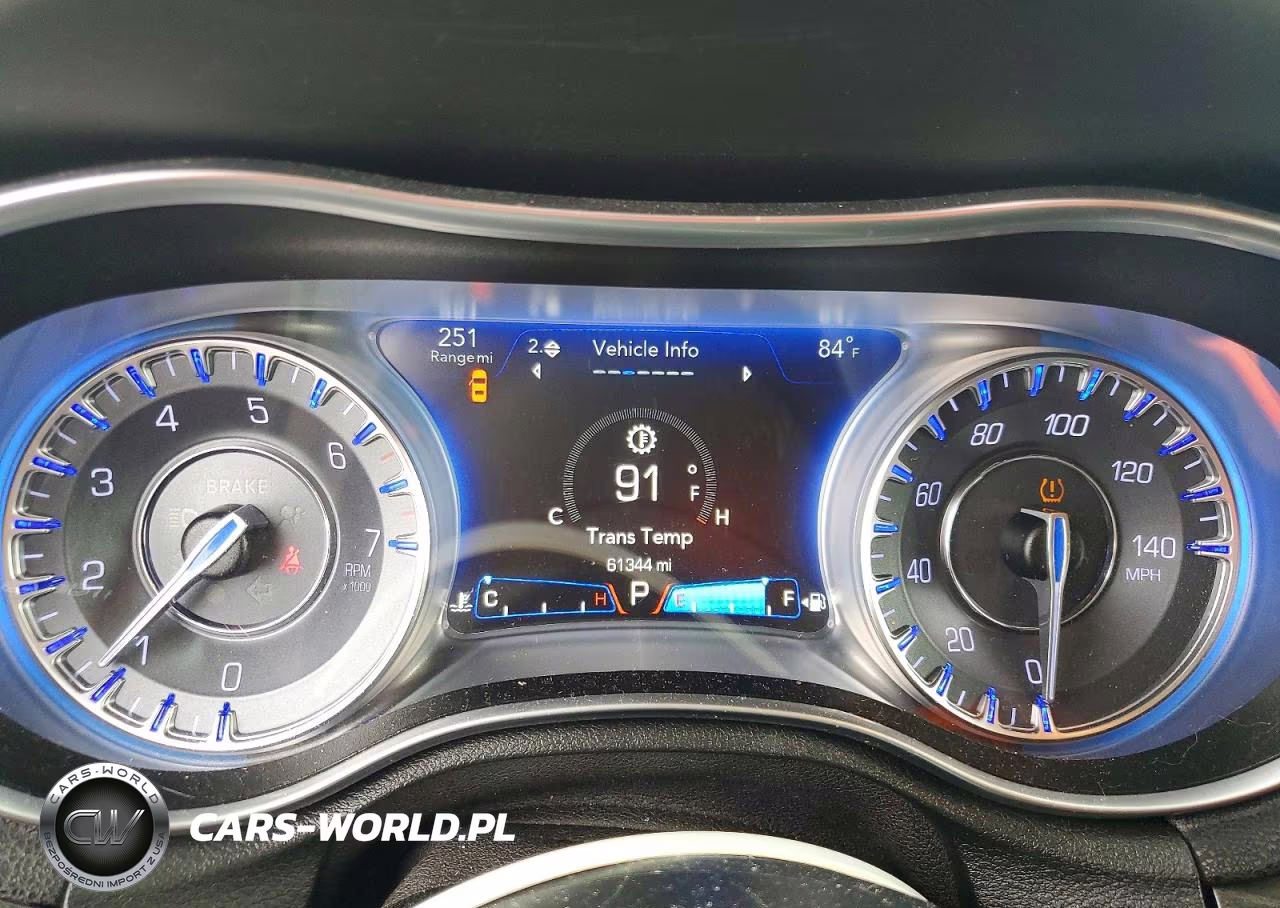 2018 Chrysler 300 Touring VIN:2C3CCAAG8JH302045 - 9