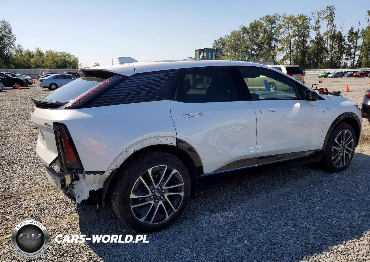 2025 Cadillac Optiq Sport VIN:3GYK3EMR6SS200909 - 3