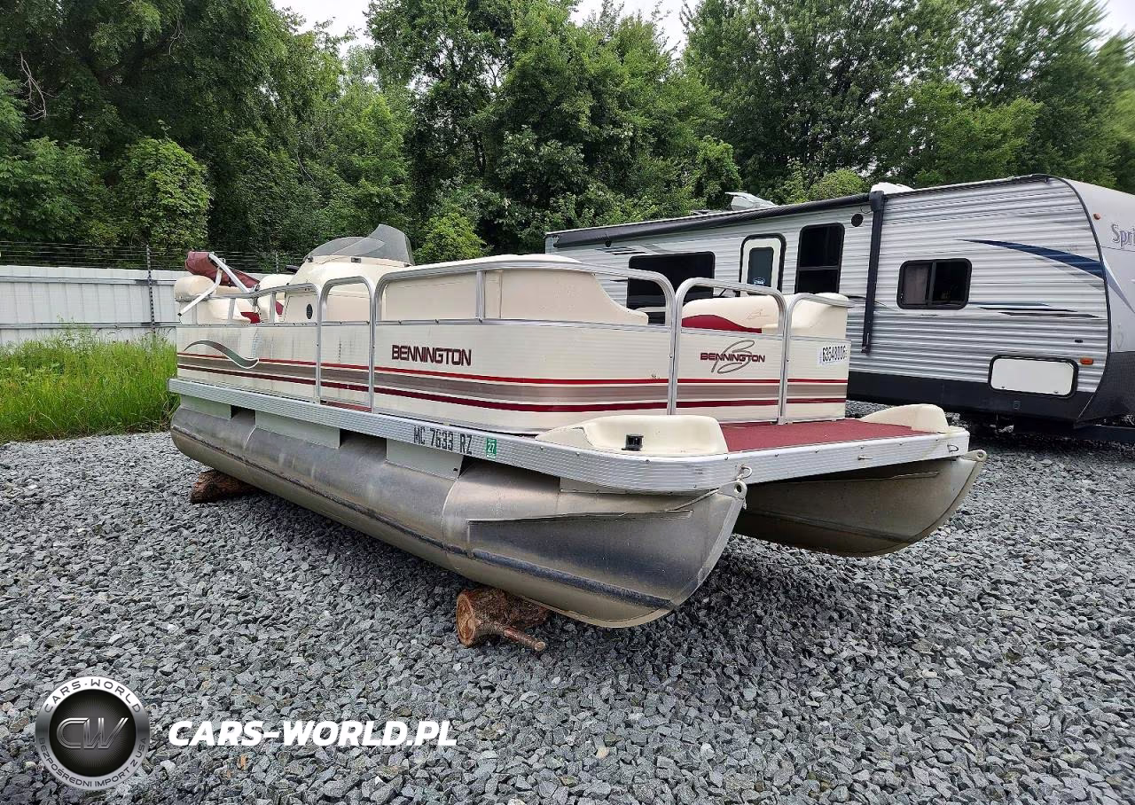 2000 Bennington Pontoon Boat