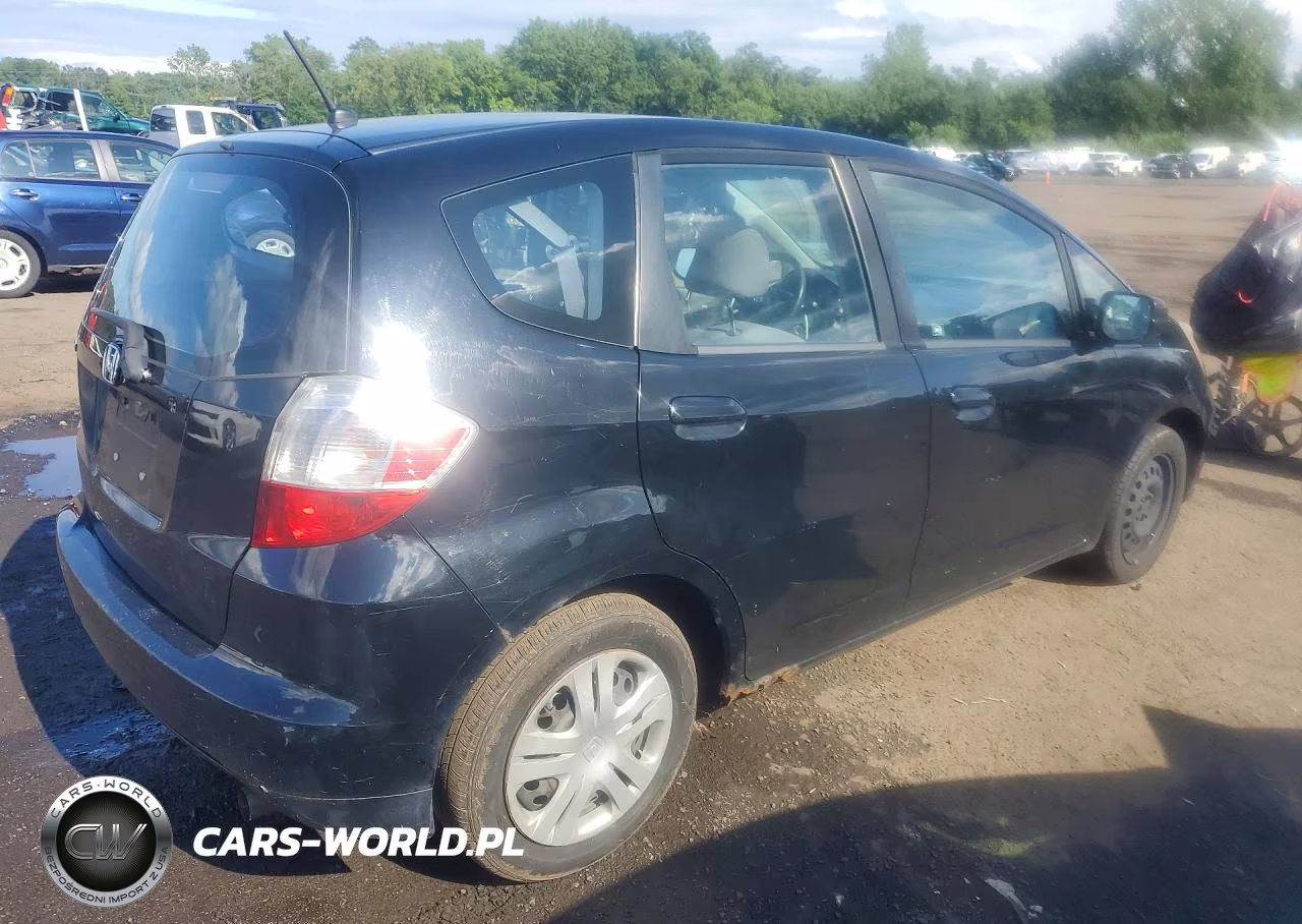 2011 Honda Fit VIN:JHMGE8G32BS007729 - 3