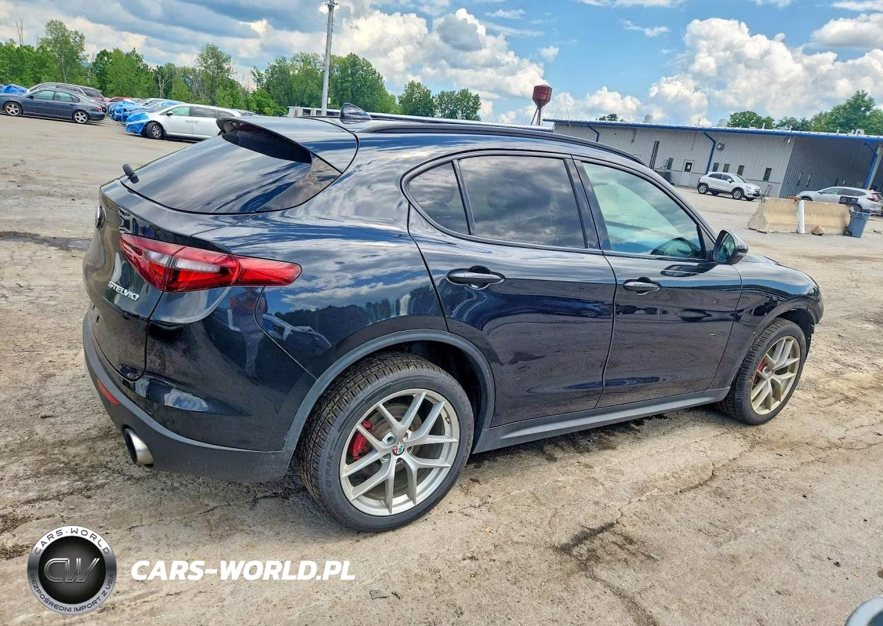 2018 Alfa Romeo Stelvio Sport VIN:ZASFAKPN2J7B93031 - 3