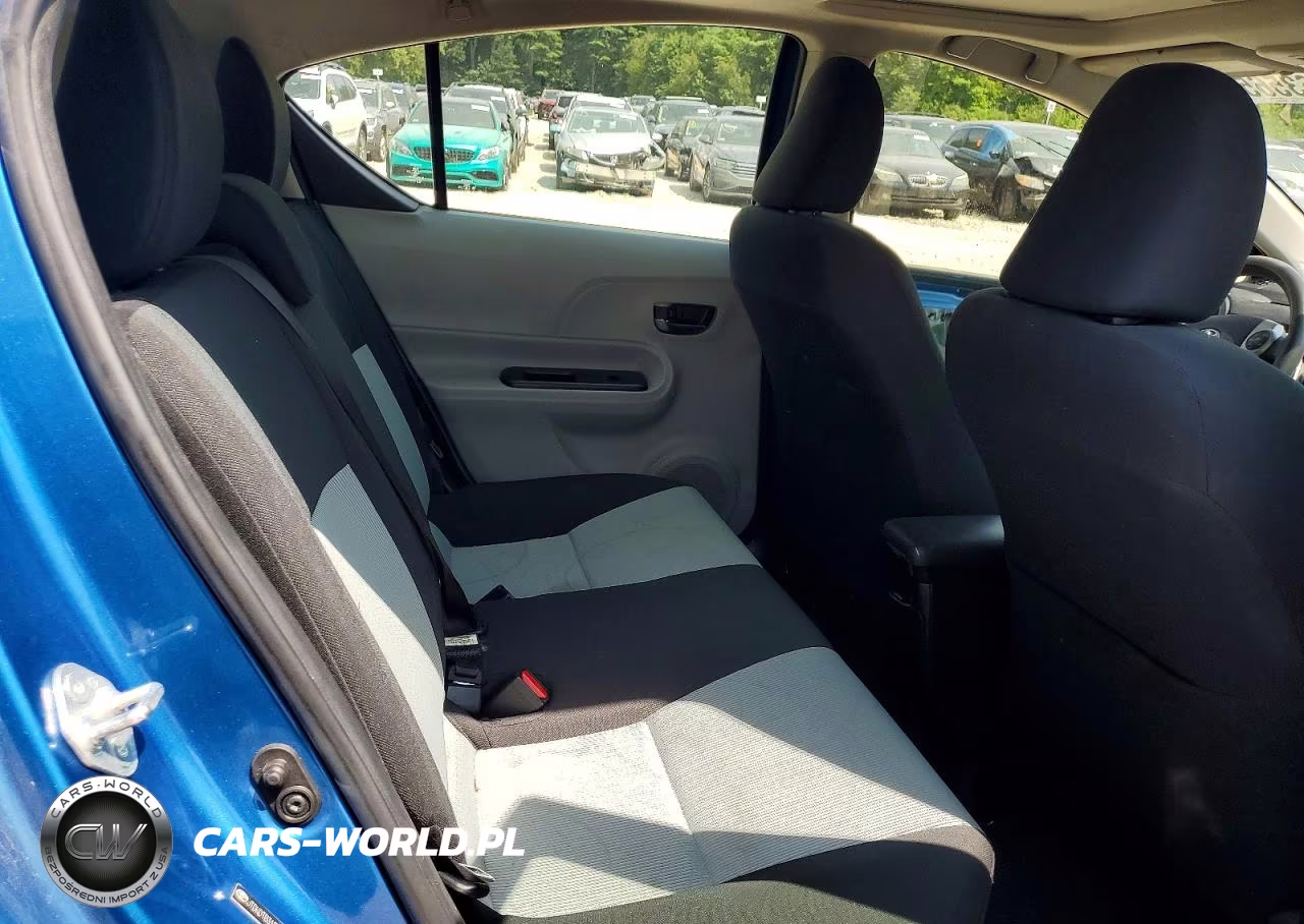 2014 Toyota Prius C Three VIN:JTDKDTB31E1083879 - 10