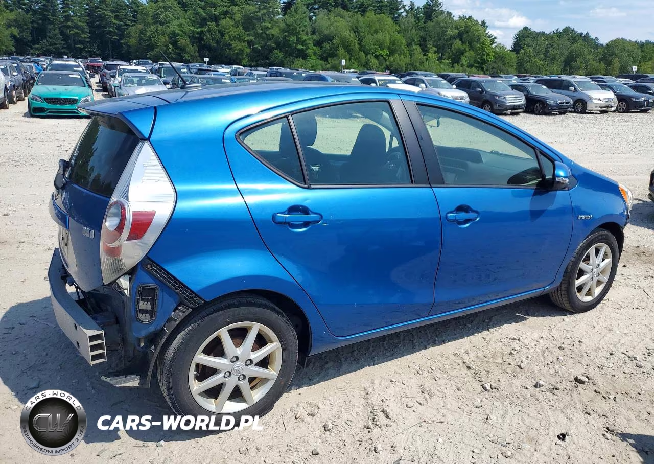 2014 Toyota Prius C Three VIN:JTDKDTB31E1083879 - 3