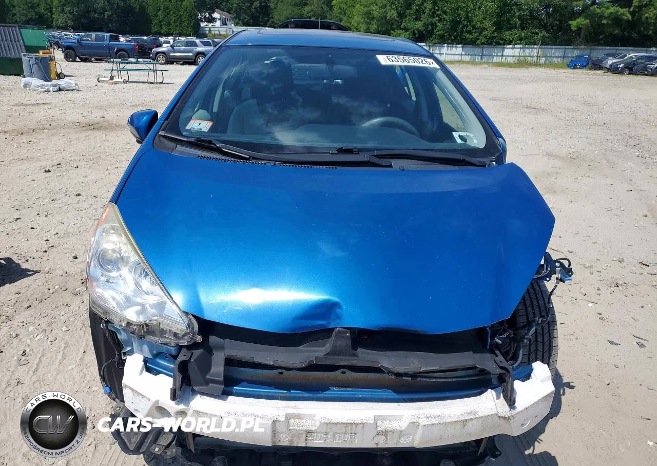 2014 Toyota Prius C Three VIN:JTDKDTB31E1083879 - 5
