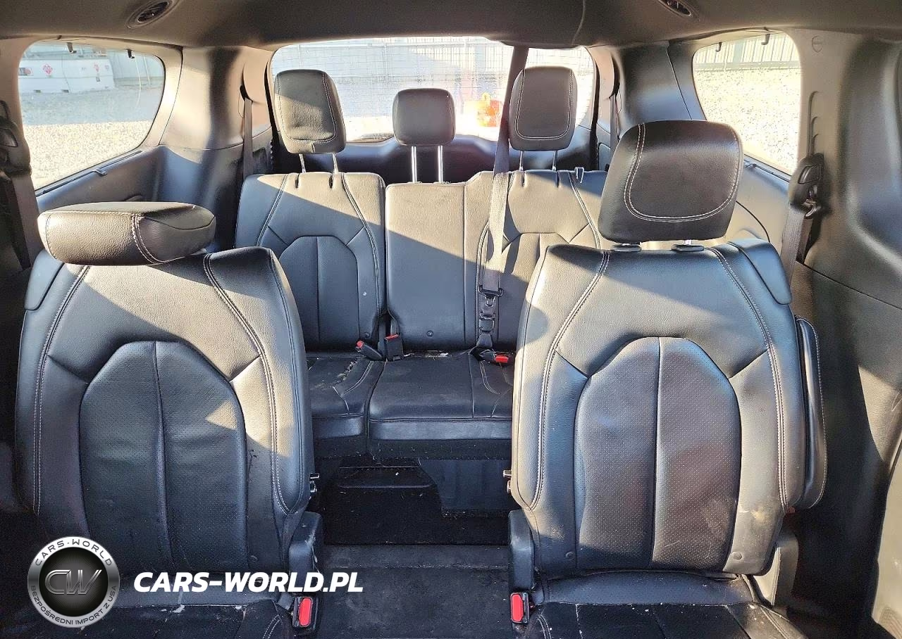2018 Chrysler Pacifica Touring L Plus VIN:2C4RC1EG8JR332544 - 10