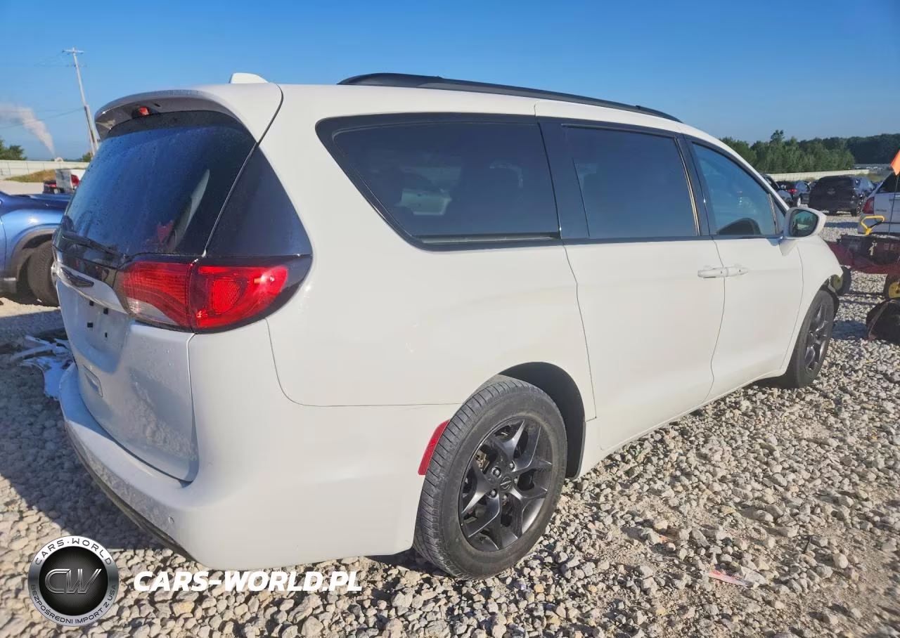 2018 Chrysler Pacifica Touring L Plus VIN:2C4RC1EG8JR332544 - 3