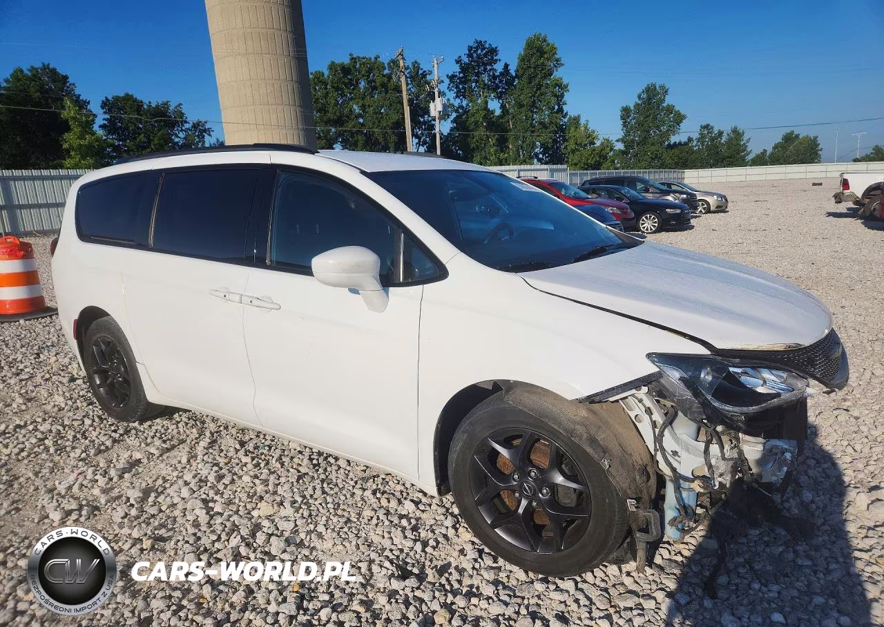 2018 Chrysler Pacifica Touring L Plus VIN:2C4RC1EG8JR332544 - 4