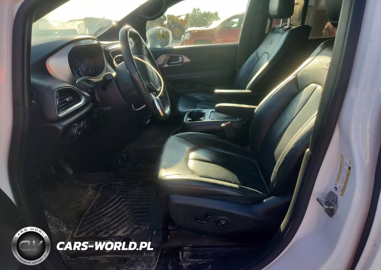 2018 Chrysler Pacifica Touring L Plus VIN:2C4RC1EG8JR332544 - 7