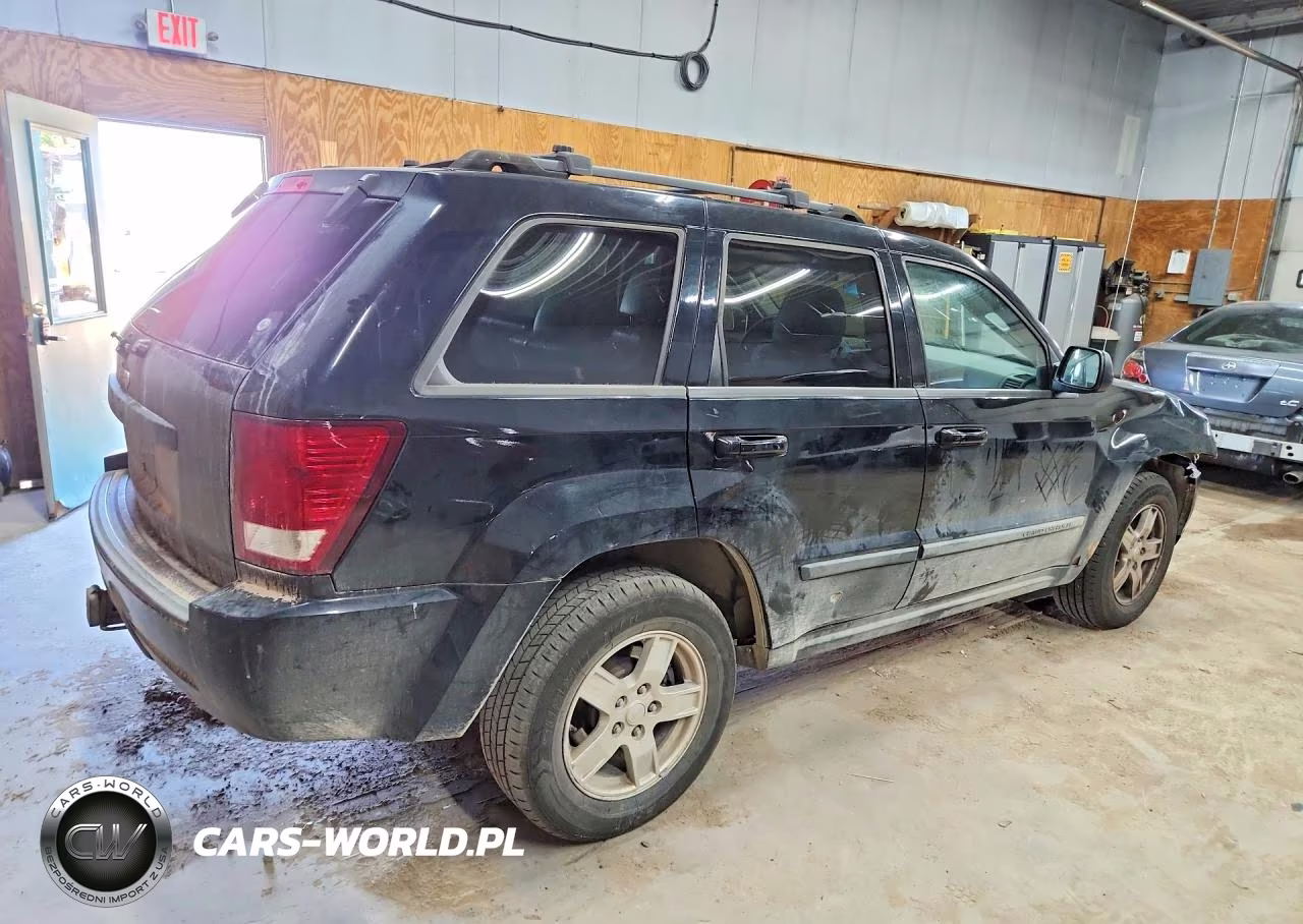 2007 Jeep Grand Cherokee Laredo VIN:1J8GR48K27C628144 - 3