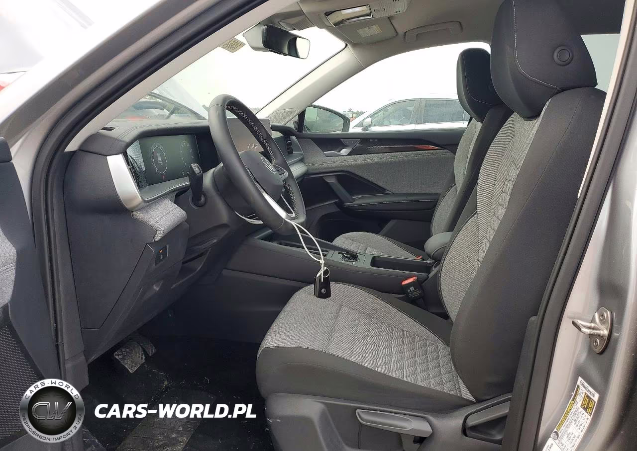 2026 Volkswagen Tiguan VIN:3VVCR7RM0TM017028 - 7