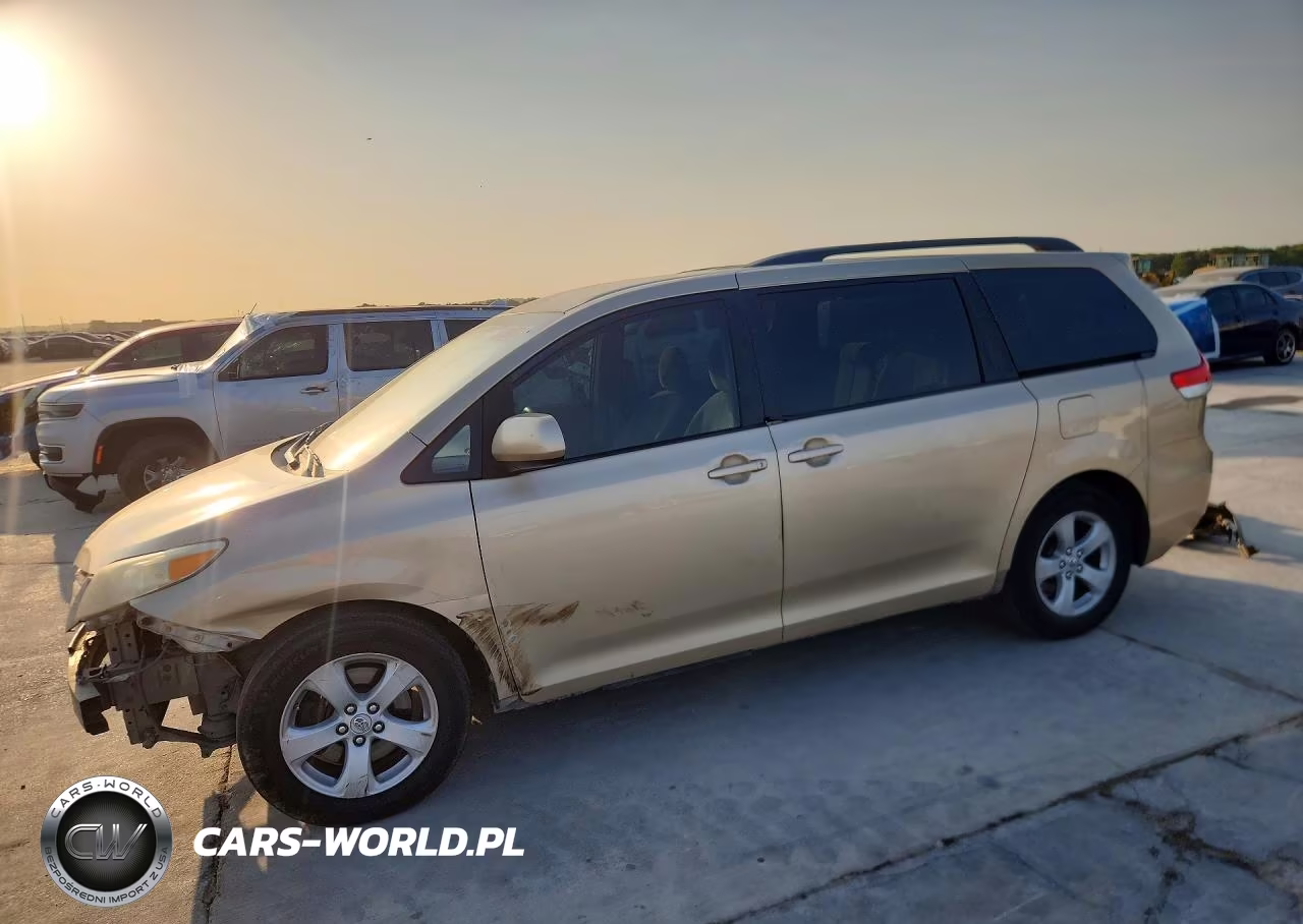 2011 Toyota Sienna Le – zdjęcie 1 z 13