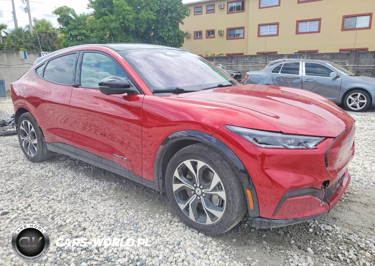 2022 Ford Mustang Mach-E Premium VIN:3FMTK3R78NMA39945 - 4