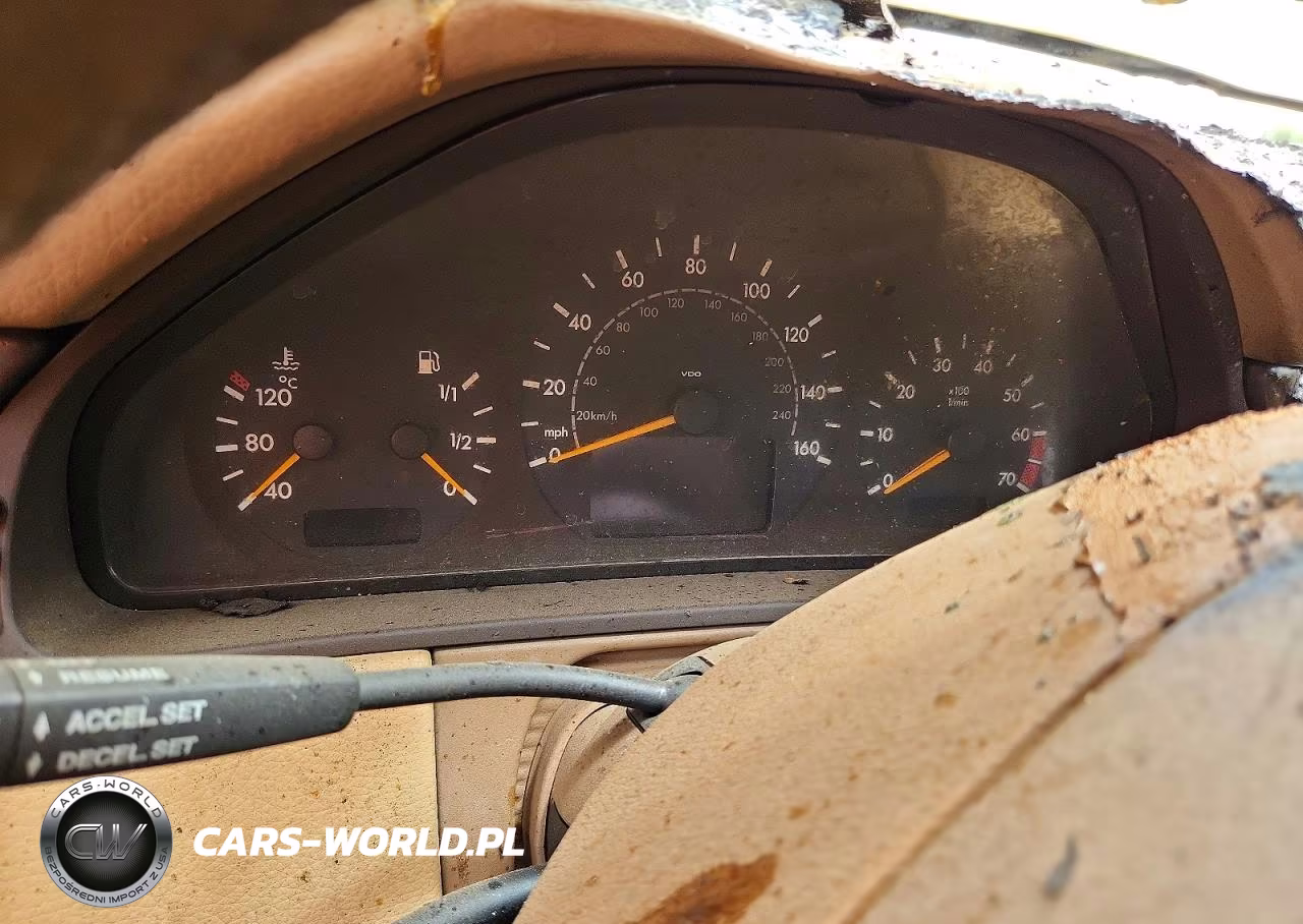 2000 Mercedes-Benz E 320 VIN:WDBJF65J6YB126837 - 9