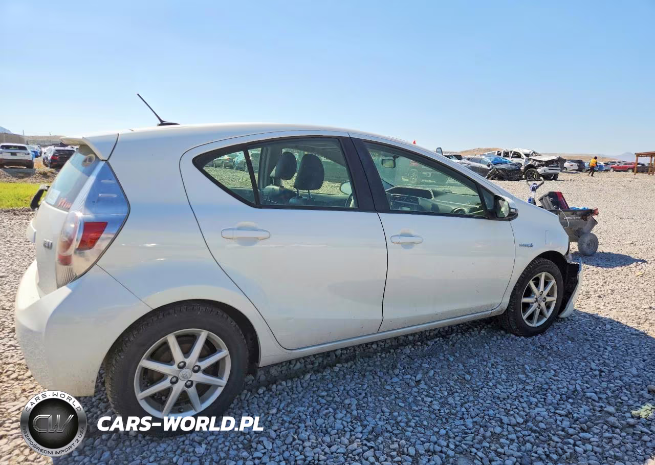 2014 Toyota Prius C Four VIN:JTDKDTB38E1080736 - 3