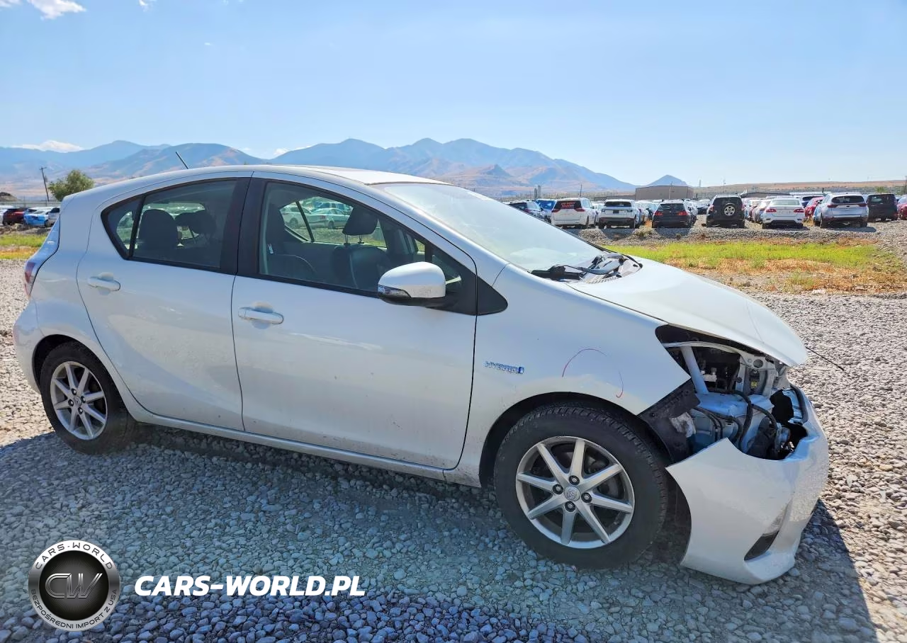 2014 Toyota Prius C Four VIN:JTDKDTB38E1080736 - 4