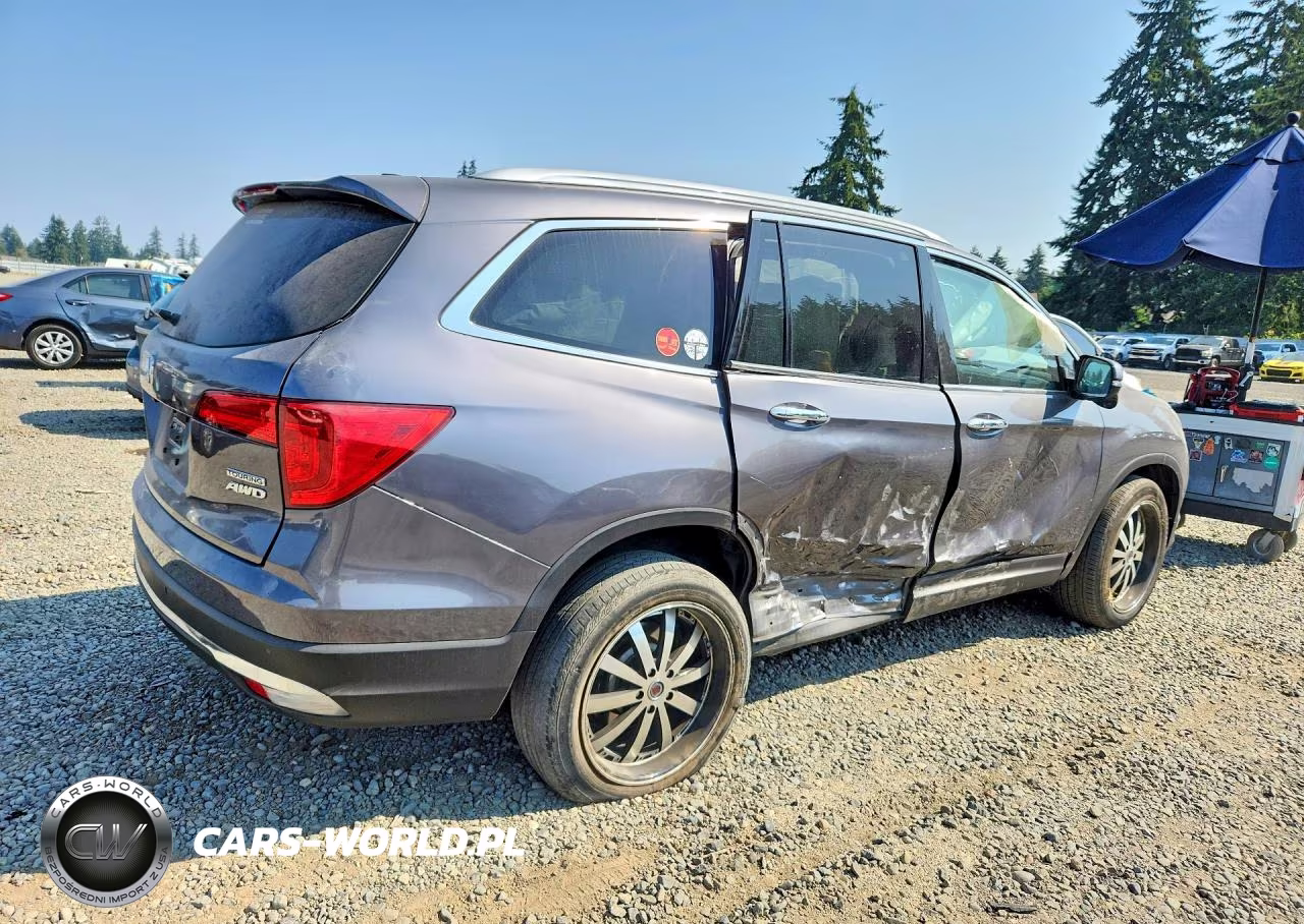 2017 Honda Pilot Touring VIN:5FNYF6H92HB034817 - 3
