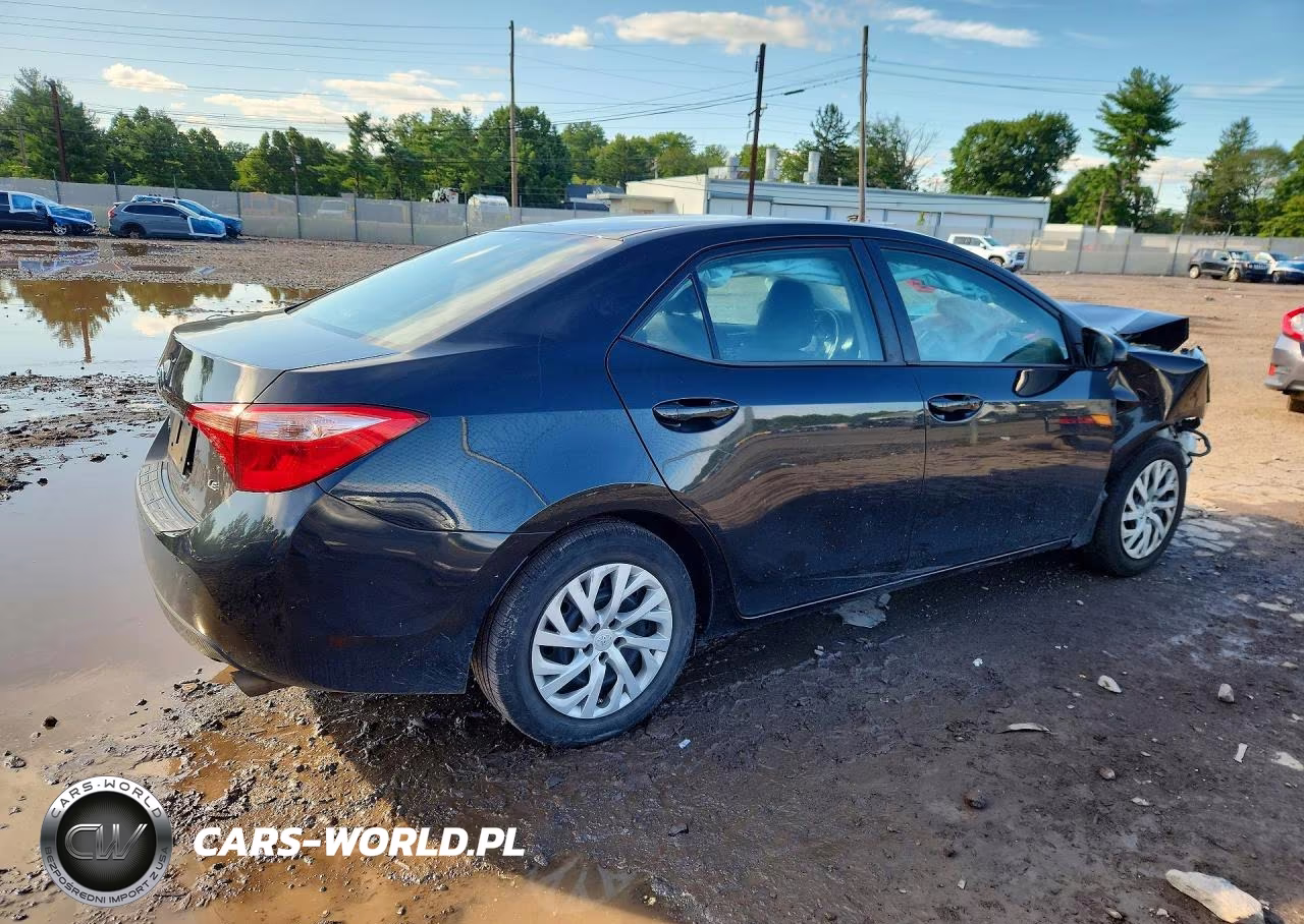 2018 Toyota Corolla Le VIN:2T1BURHEXJC040174 - 3