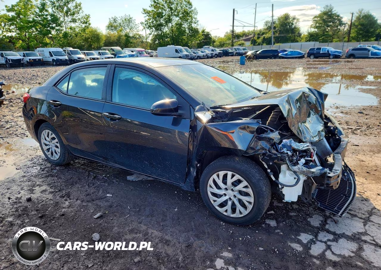 2018 Toyota Corolla Le VIN:2T1BURHEXJC040174 - 4